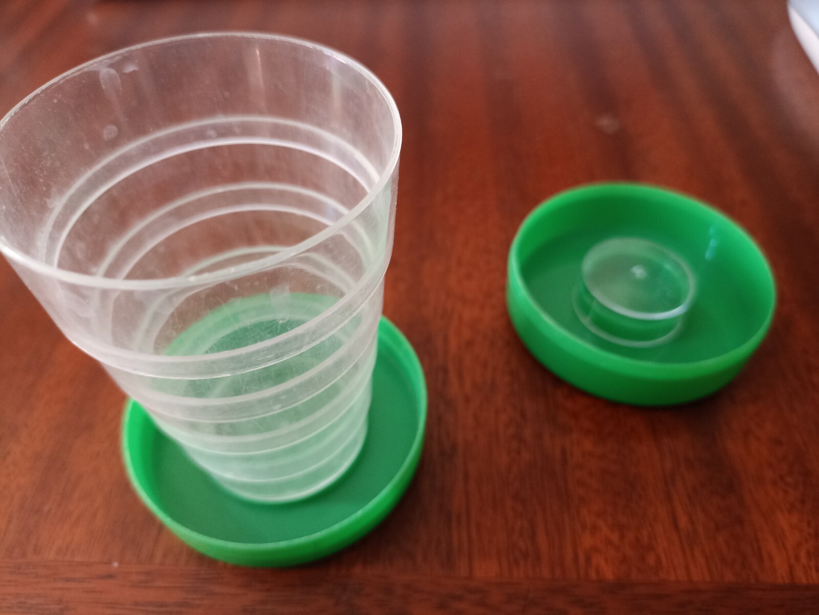 Vaso de plástico plegable marca Interfer para camping