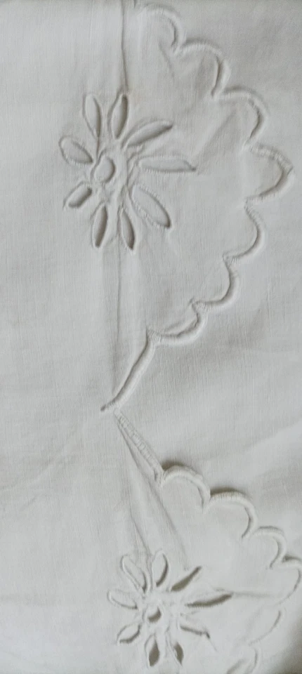 Drap ancien en lin brodé et festonné main - Photo 3/4