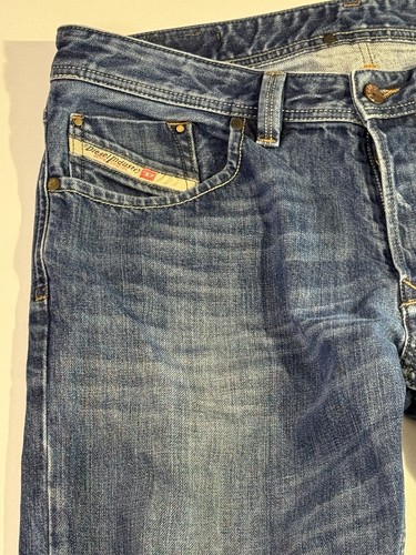 Jeans Diesel Larkee Para Hombre 32x32 Regular Botón Recto Mosca Azul Lavado Mediano Denim - Imagen 5 de 14