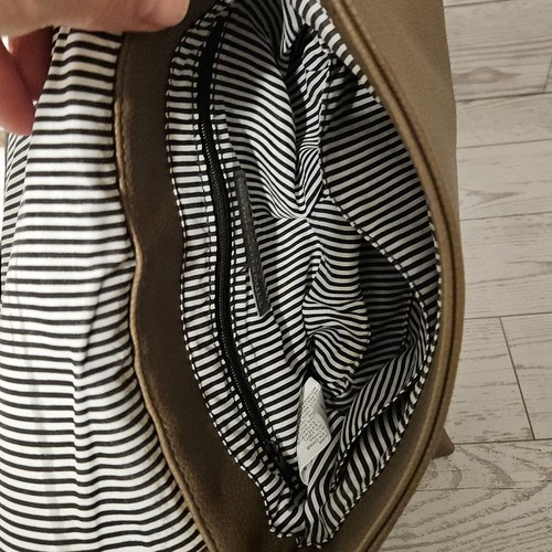 Bolso bandolera de cuero granulado sintético tostado - Imagen 6 de 10