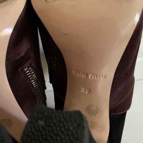 MIU MIU Stiefeletten aus schwarzem Wildleder burgunderfarbenem Satinabsatz - Bild 6 von 7