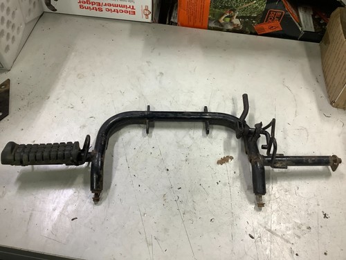 2001 01 SUZUKI LT 80 LT80 FOOT PEG BRACKET MOUNT - Imagen 1 de 3