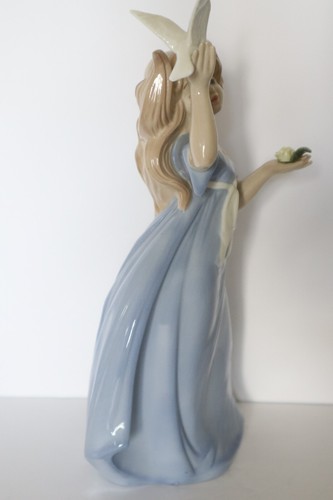 Tengra Porcelain Figurine Vintage Girl Holding Dove Blue Small 9 Inch Spain - Picture 8 of 10