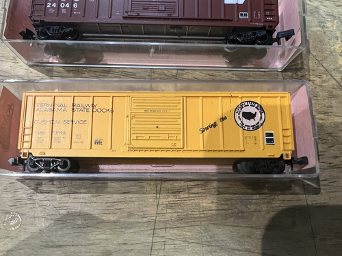 three N Scale Roundhouse freight cars, 2 box , 1 gondola - Picture 8 of 16