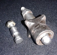 HOBART 1612 KNIFE GUARD CENTER STUD & LOWER RETAINING CLIP STUD. Our #15