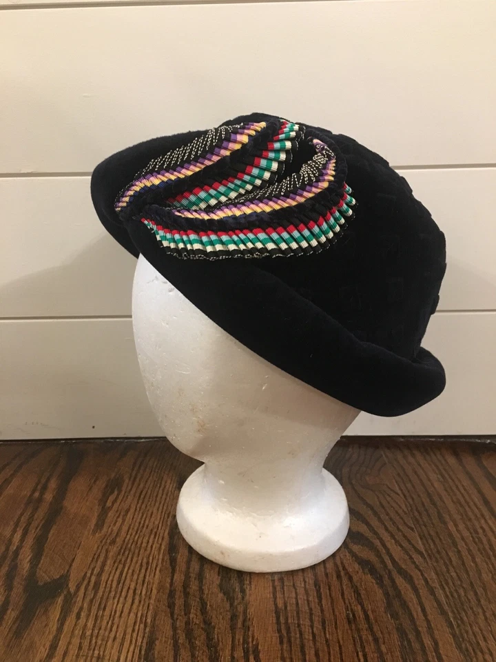 Sombrero de moda vintage para mujer de Evelyn Varon terciopelo negro diamante colorido Foto 2 de 4