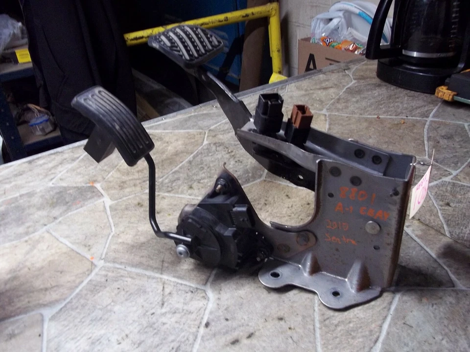 Se adapta a Nissan Sentra 2007-2012 pedal de gasolina y freno con sensores y soporte OEM Foto 2 de 4