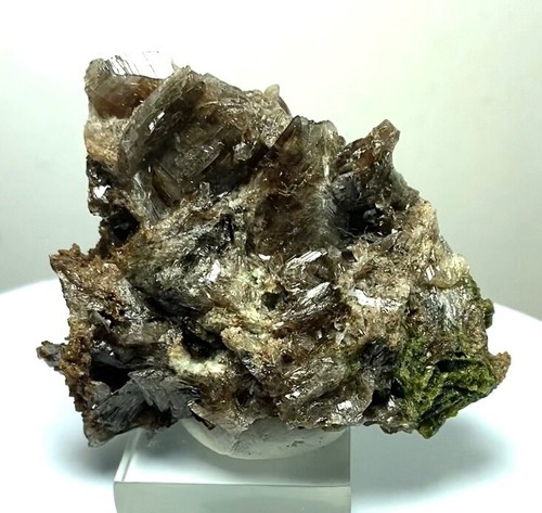 CRISTALLI DI TRASLUCENZA AXINITE con EPIDOTI VERDI su MATRICE dal PERÙ. - Foto 2 di 12
