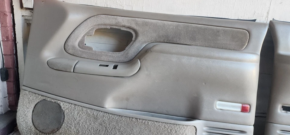 Par de paneles interiores de puertas delanteras Chevrolet K-1500 1996-99 Foto 3 de 4