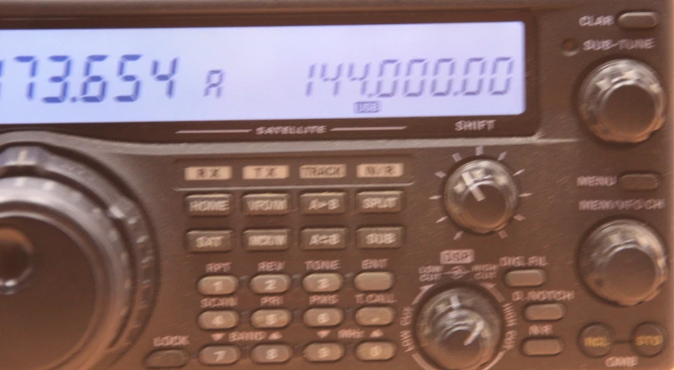 YAESU FT-847 DSP-Transceiver HF/6m/2m/70cm - Bild 3 von 4