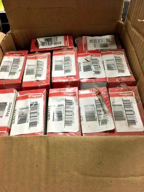 WIREMOLD G3027AE SINGLE RECEPTACLE PLATE NEW IN BOX