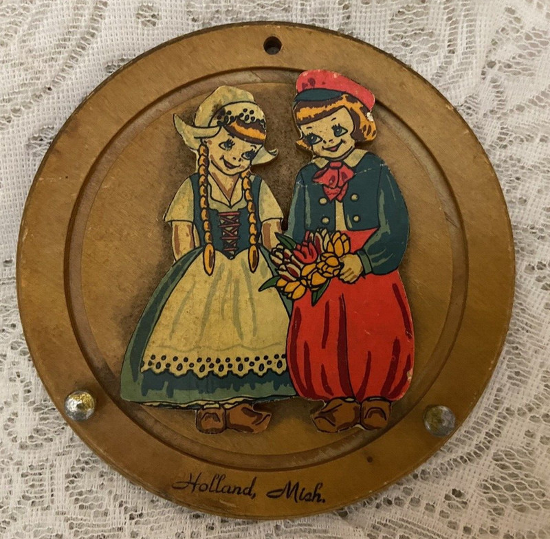 Vintage wood small Dutch Boy & Girl wall Plaque Holland Michigan