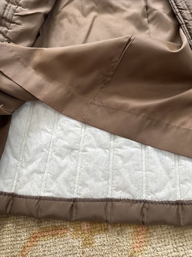 Gabardina de Colección Mar Fay Para Mujer Pequeña Acolchada con Cinturón Puffer Marrón Forrada Piel Sintética - Imagen 11 de 11
