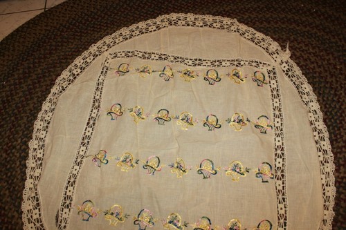 Cestas bordadas redondas vintage de 50" sobre tapete marfil - Imagen 2 de 6