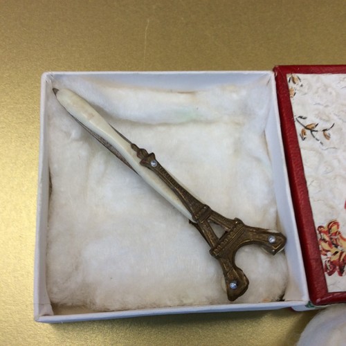 Antique / Vintage Eiffel Towel Pocket Manicure Set - Souvenir from France - Foto 3 di 16