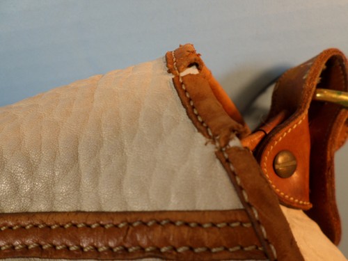 Vintage Dooney and Bourke Leather Purse ~ Cream & Tan Trim ~ Shoulder Strap~ - Picture 7 of 10