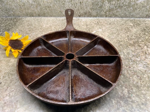 VINTAGE LODGE CAST IRON CORN BREAD SKILLET, 8 WEDGE, PAT. PENDING. 9" DIAMETER.