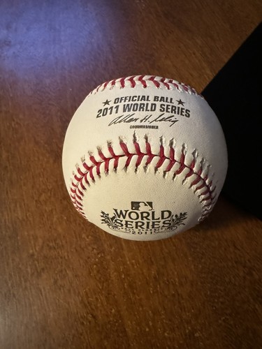 Yadier Molina Signed 2011 World Series Logo Baseball Winter warm up Signed - Picture 2 of 2