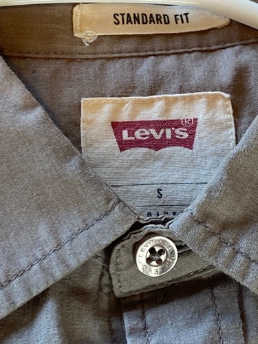 Camisa Levis Para Hombre Talla S Calce Estándar Corte Vaquero Cuello a Snap Mangas Largas Gris - Imagen 2 de 9