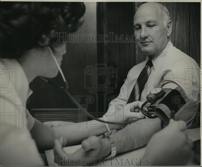 #ad 1975 Press Photo Former Jefferson Sheriff Alwynn Cronvich blood pressure checked $24.99