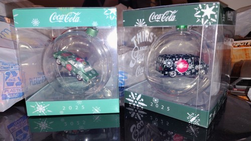 NEU 2025 M2 Machines Christmas Ornament Coca-Cola 1969 Chevy Camaro & 1971 Van - Bild 1 von 7
