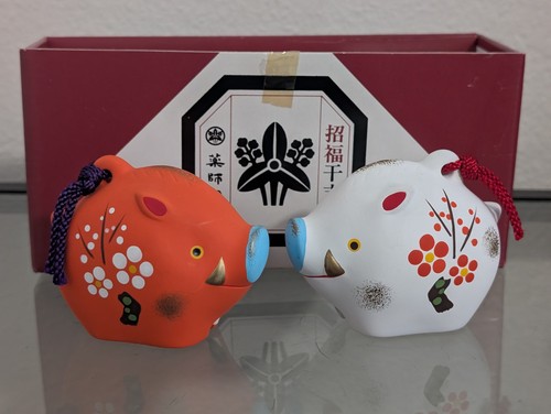 2 pezzi figura ornamento ceramica giapponese Eto Pig campana dipinta a mano Kawaii  - Foto 1 di 13