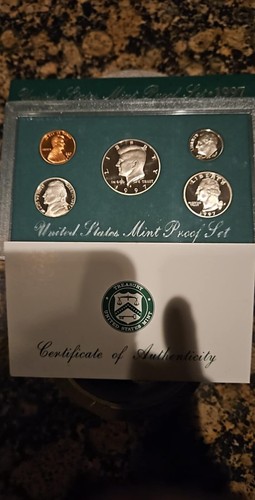 1997 S Uncirculated Proof set includes Kennedy .50, Mint Condition. Low Bid.
