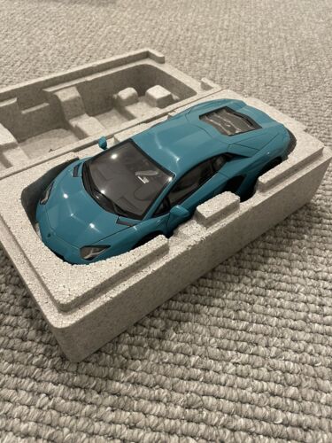Autoart 1/18 Lamborghini Aventador LP700-4 Turquoise Blue - Picture 2 of 7