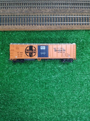 Aufgerüstetes Athearn HO Santa Fe 50' mechanisches Kühlwagen SFRC 1002 - Bild 1 von 10