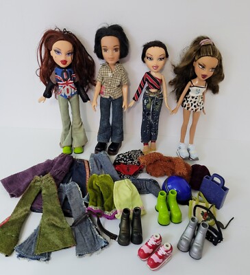 Bratz Doll 4 Dolls plus 22 Clothing & Shoes Accessories FOR