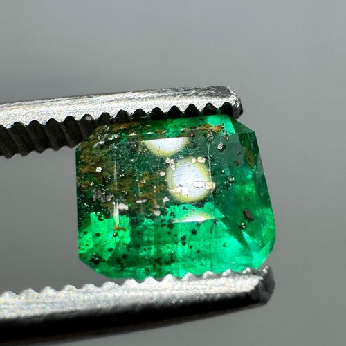 0.55 Carat Beautiful Natural Green Emerald Cut Gemstone Combined With Pyrite - Picture 4 of 16