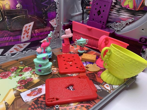 Ever After High Way Too Wonderland High e Raven Queen Playset - Foto 10 di 14