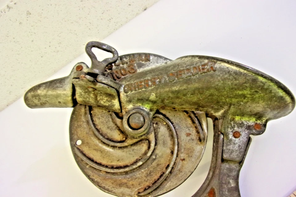 Original Mt. Joy PA. Cast Iron hand crank primitive cherry seeder ROLLMAN No.3 - Image 3 of 4