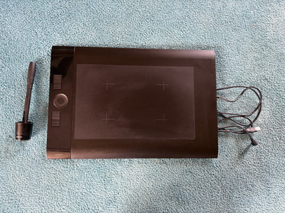 Wacom Intuos großes PTK-840 Grafiktablett mit Stifthalter Feder Aufbewahrung