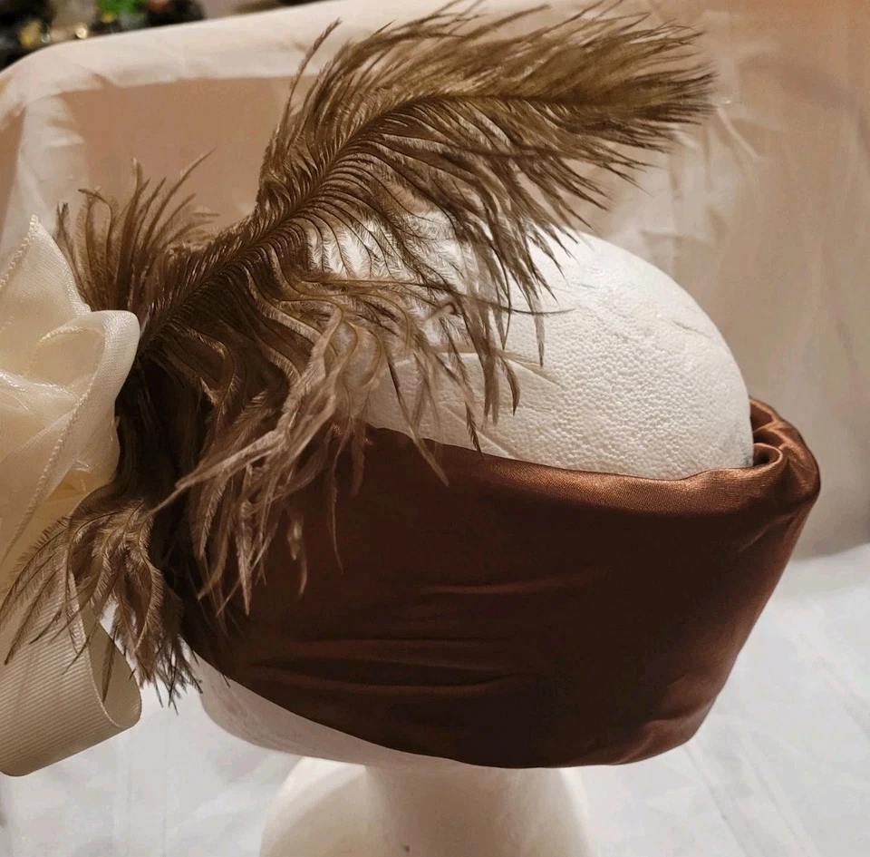 Sombrero Vintage Marrón Satén Diadema Plumas Marrón y Beige Beige Beige Flores Guc  Foto 4 de 4