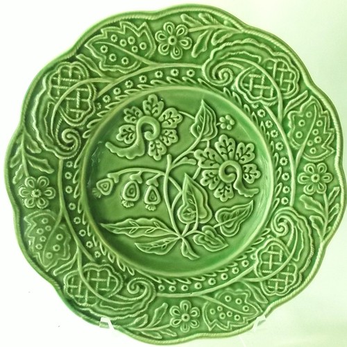 TWO PRETTY GREEN BORDALLO PINHEIRO STYLIZED FLORAL BOTANICAL 9" LUNCH PLATES - Picture 4 of 8