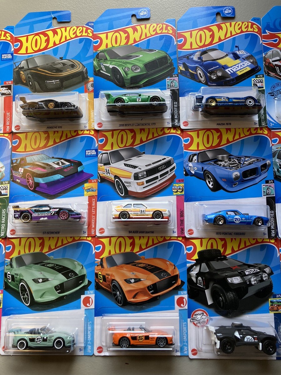 ホットウィール TRACK DAY 10Cars Set Hot Wheels City Track Pack, 10 Piece Set Includes Track Base