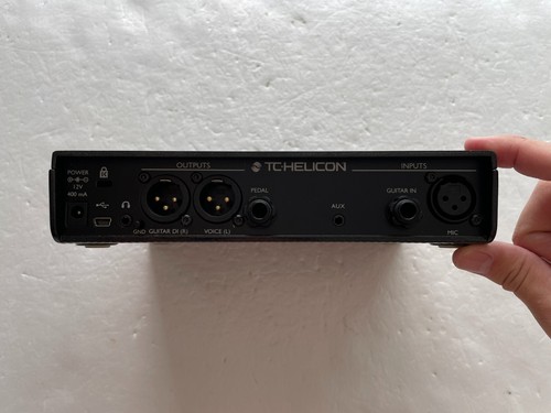 Guitarra acústica TC-Helicon Play y procesador de efectos vocales con adaptador - Imagen 6 de 9