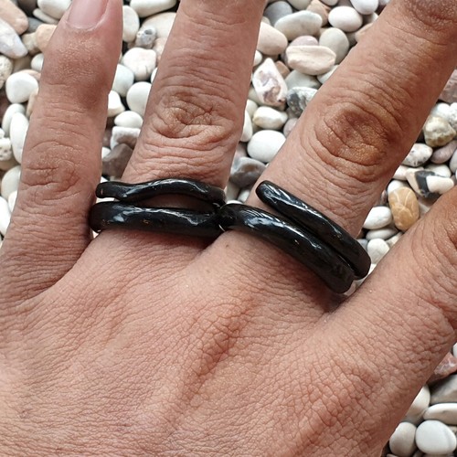 Exótico Anillo Negro Akar Bahar Genuino Indonesia Hecho a Mano Coral Circlet - Imagen 3 de 9