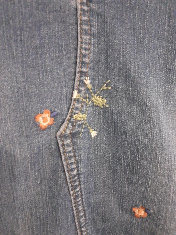 ❤Blue Denim A-Line Floral Embroidered Skirt Size 8 ~ Great Condition!❤ - Image 3 of 4