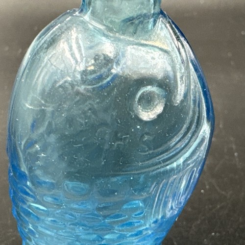 Vintage Fisch's Bitters Fish Shaped 3" Blue Glass Bottle - Bild 9 von 9
