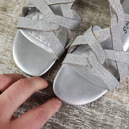 Sandalias de tacón Easy Street Didi para mujer con tiras talla 5,5 M plateadas brillantes - Imagen 2 de 10