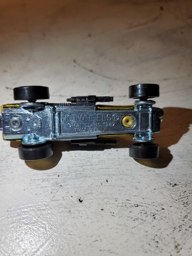 Vintage 1982 HOT WHEELS CLASSIC GOLD 447 ENFORCER SHOOTER DIECAST CAR 1/64 - Picture 4 of 4