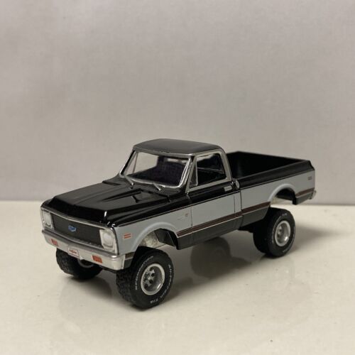 1972 72 Chevy K-10 Lifted Truck Collectible 1/64 Scale Diecast Diorama Model - Picture 4 of 4