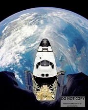 EARTH & SHUTTLE ATLANTIS AS SEEN FROM MIR 1995 STS-71 - 8X10 NASA PHOTO (MW-596)