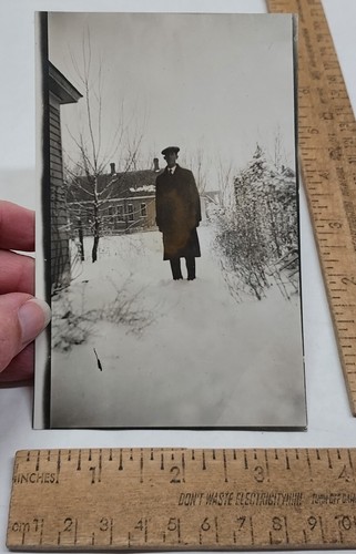 HOMBRE de pie en la nieve - TARJETA POSTAL sin publicar - Foto real - Anuncio #5726 - Imagen 2 de 8