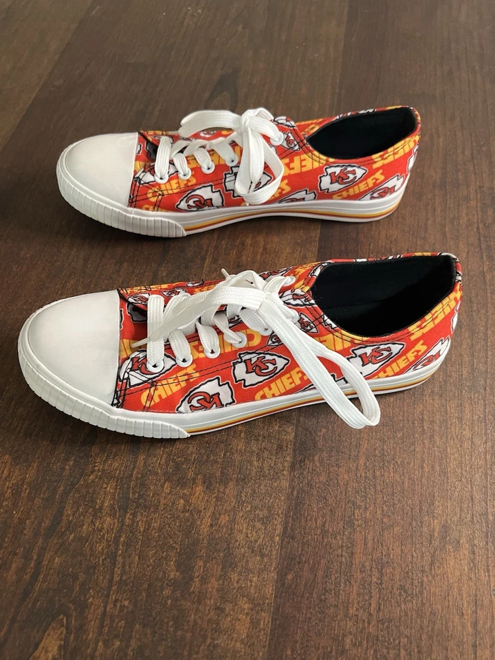 Zapatos de lona Kansas City Chiefs amarillos y rojos de caña baja para mujer talla 10 Foto 3 de 4
