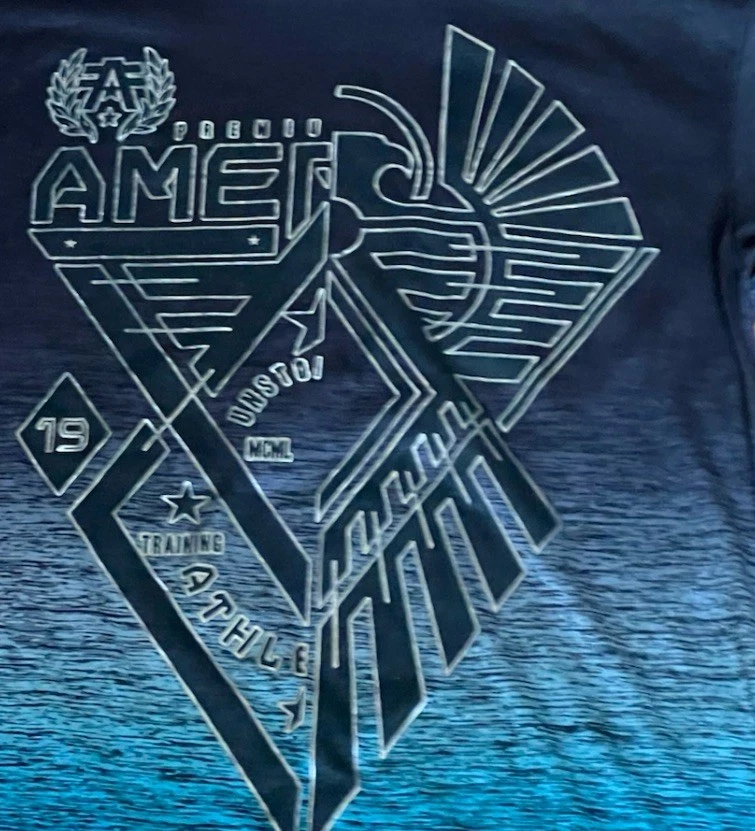 Camiseta American Fighter X Hebilla Camiseta Gráfica Negra Aqua Foiled Para Hombre Grande Foto 3 de 4