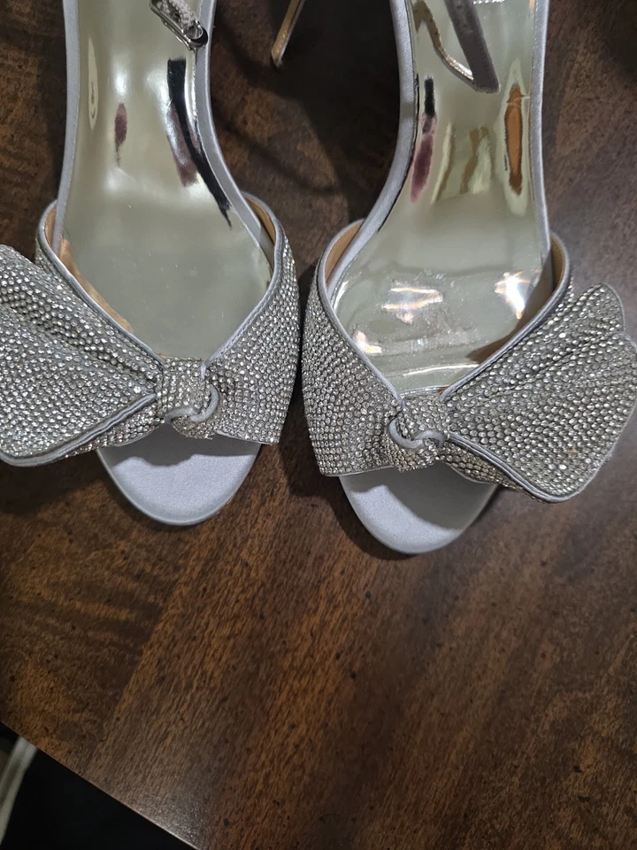 Badgley Mischka Plata Estrás Arco Tirantes Tacones Talla 7 Noche Boda Foto 3 de 4
