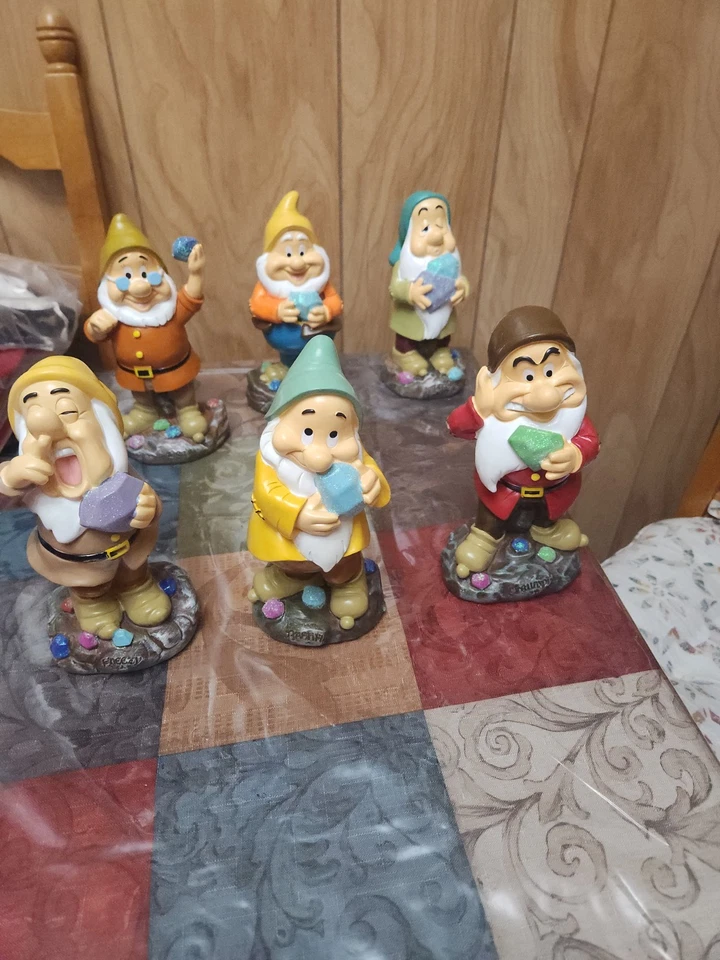 6 件全新迪士尼白雪公主矮人花园侏儒雕像 8 英寸带闪亮宝石套装 — 第 2/4 张图片